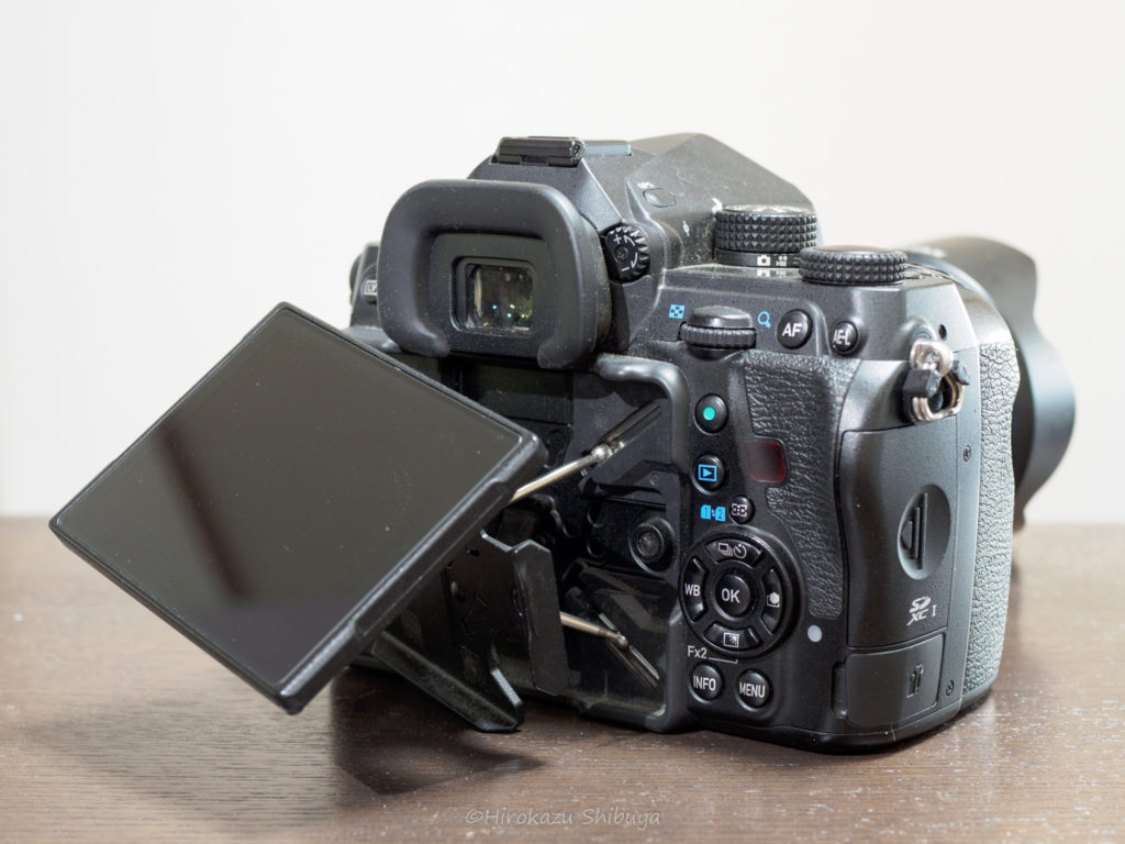 PENTAX K-1外観(背面側、フレキシブルチルト液晶)