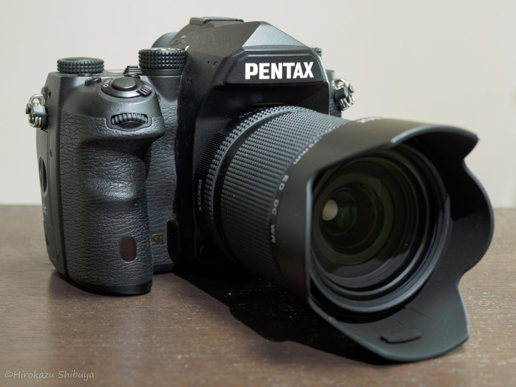 PENTAX K-1外観(正面グリップ側)