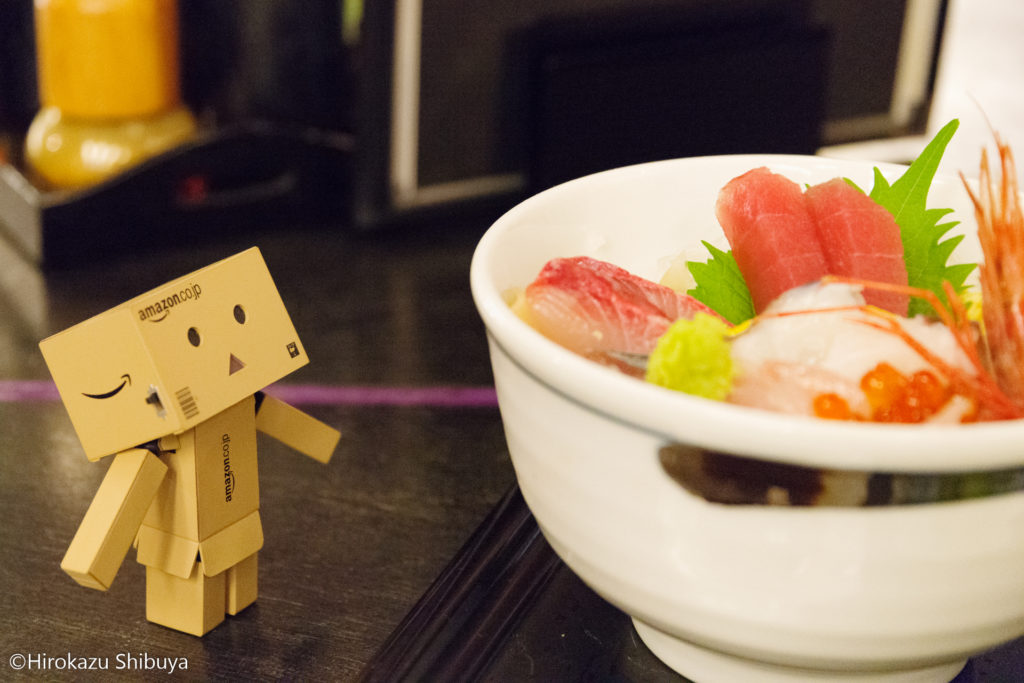 海鮮丼を食べたそうにする小さいダンボー