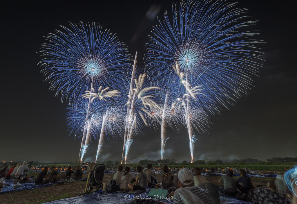 綺麗な丸形にならず歪んでしまった花火写真